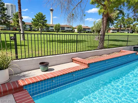 2823 Queens Courtyard Dr, Las Vegas, NV 89109