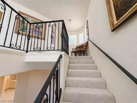 2823 Queens Courtyard Dr, Las Vegas, NV 89109