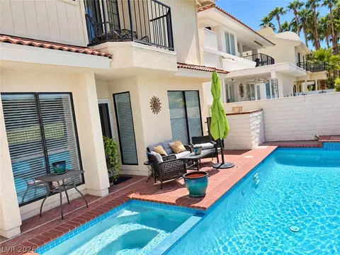 2823 Queens Courtyard Dr, Las Vegas, NV 89109