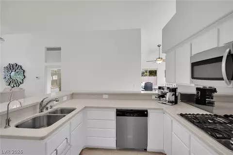 Kitchen - 2154 Eaglepath Cir, Henderson, NV 89074 photo 4 of 5