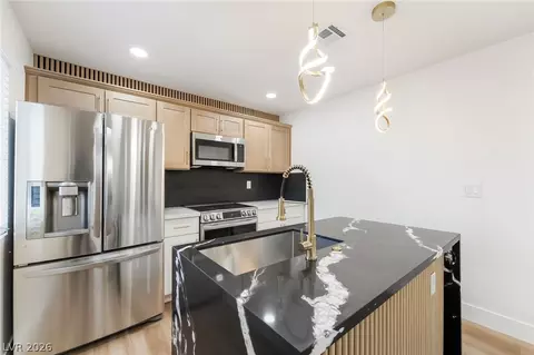 5332 River Glen Dr #400, Las Vegas, NV 89103