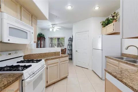 6480 Annie Oakley Dr #511, Las Vegas, NV 89120