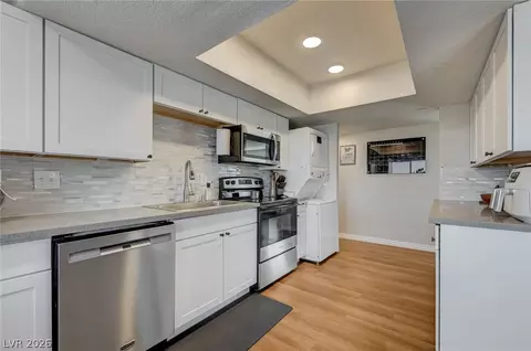 Kitchen - 290 W Basic Rd, Henderson, NV 89015 photo 5 of 6