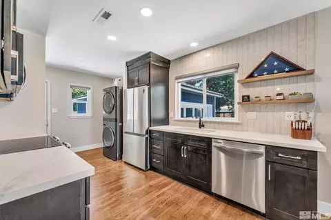 725 Hunter Lake Dr, Reno, NV 89509
