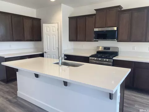 930 Agate Way, Fernley, NV 89408 photo 3