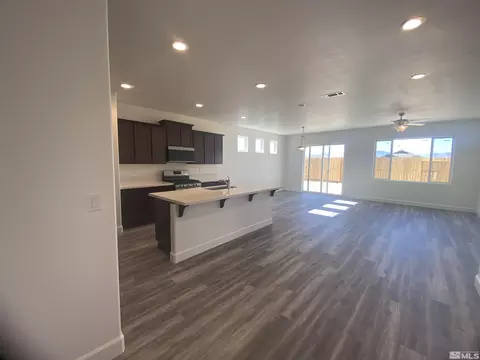 930 Agate Way, Fernley, NV 89408 photo 4