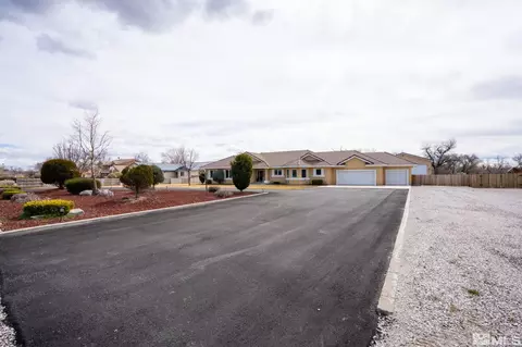 615 Carson River Dr, Fallon, NV 89406 photo 2