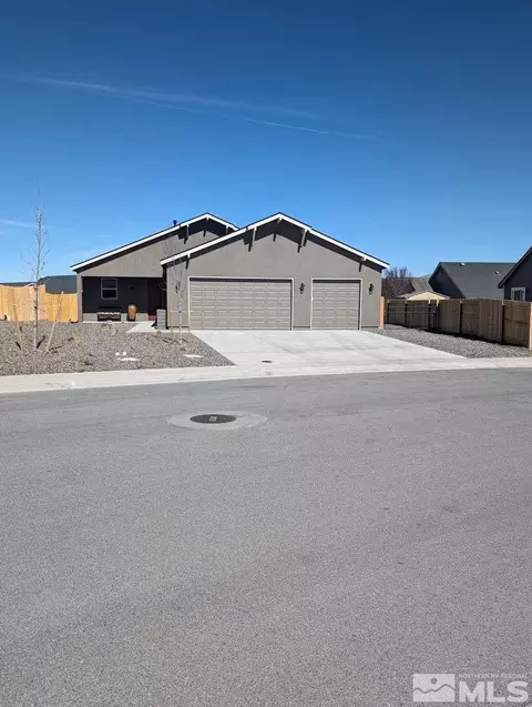 1060 Emerald Way, Fernley, NV 89408