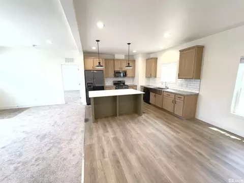 252 E 9th St, Sun Valley, NV 89433 photo 4