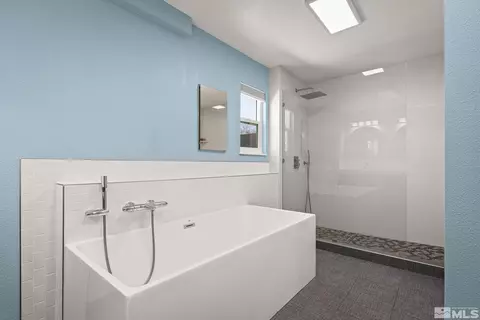 Bath - 920 Pinebrook Rd, Reno, NV 89509 photo 2 of 5