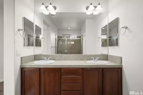 Bath - 485 Haleb Ct, Reno, NV 89521 photo 2 of 3