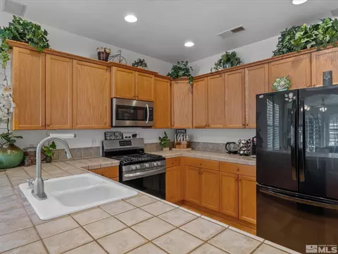 Kitchen - 9290 Jack Hammer Dr, Reno, NV 89521 photo 3 of 4