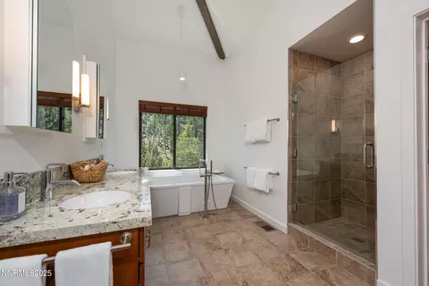 Bath - 340 Barton Dr, Stateline, NV 89449 photo 4 of 7