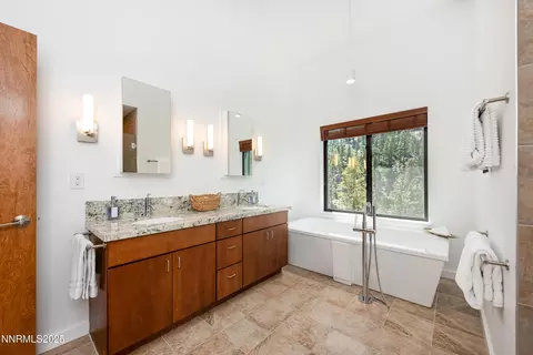 Bath - 340 Barton Dr, Stateline, NV 89449 photo 2 of 7