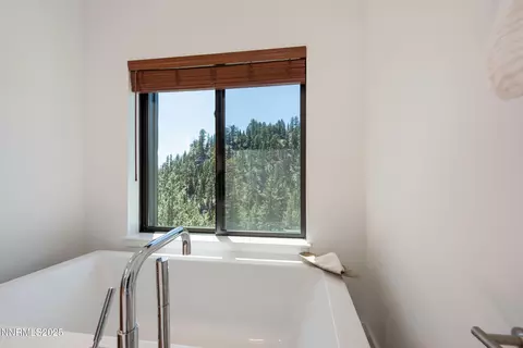 Bath - 340 Barton Dr, Stateline, NV 89449 photo 3 of 7