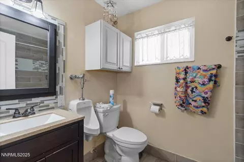 Bath - 160 Cheyenne Dr, Reno, NV 89521 photo 3 of 3