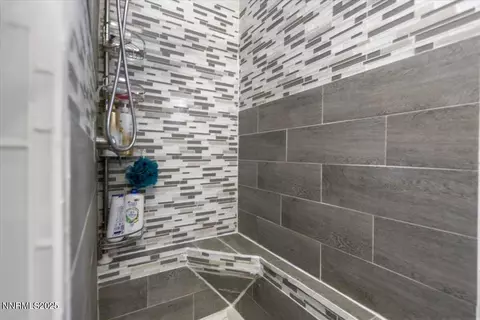 Bath - 160 Cheyenne Dr, Reno, NV 89521 photo 2 of 3