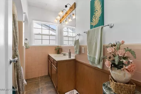 Bath - 1410 Patrick Ave, Reno, NV 89509 photo 2 of 3