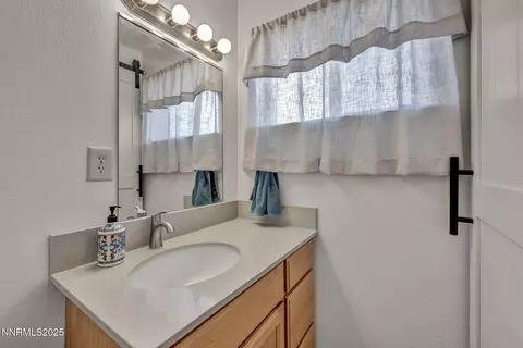 Bath - 1041 Roberta Ct, Fallon, NV 89406 photo 2 of 3