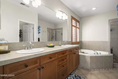 Bath - 10165 Robilee Ct, Reno, NV 89521 photo 1 of 3