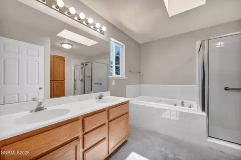 Bath - 2159 Shadow Brook Ct, Carson City, NV 89703 photo 3 of 7