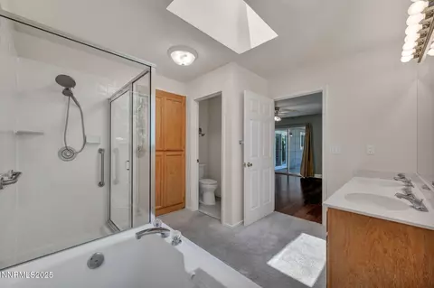 Bath - 2159 Shadow Brook Ct, Carson City, NV 89703 photo 4 of 7