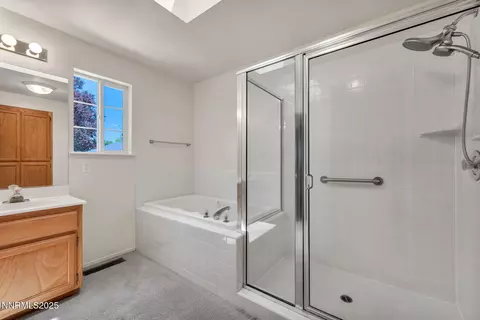 Bath - 2159 Shadow Brook Ct, Carson City, NV 89703 photo 5 of 7
