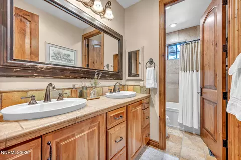 Bath - 186 Carleton Ct, Reno, NV 89511 photo 3 of 4