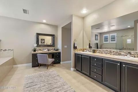 Bath - 2725 Foxhunter Ln, Reno, NV 89521 photo 3 of 7