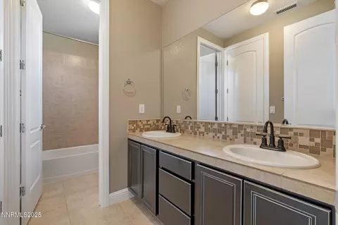 Bath - 2725 Foxhunter Ln, Reno, NV 89521 photo 6 of 7