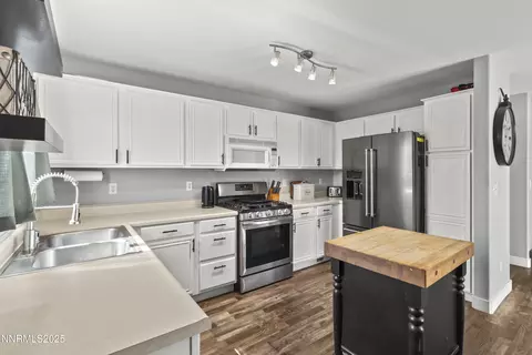 Kitchen - 18201 Silverleaf Ct, Reno, NV 89508 photo 2 of 2