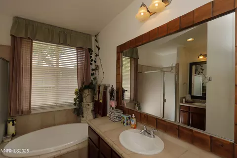 Bath - 590 Secretariat Ct, Reno, NV 89521 photo 4 of 5