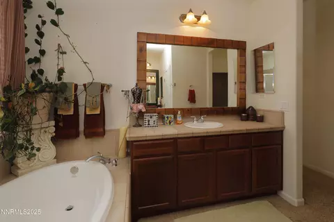Bath - 590 Secretariat Ct, Reno, NV 89521 photo 3 of 5
