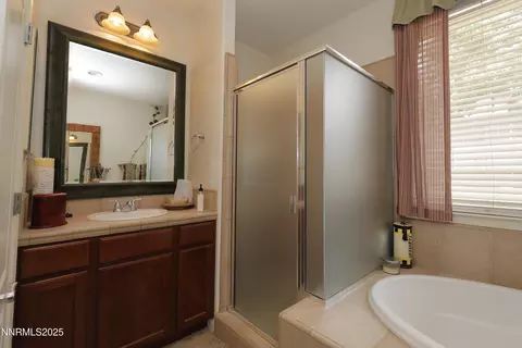 Bath - 590 Secretariat Ct, Reno, NV 89521 photo 2 of 5