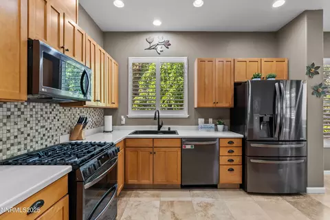 Kitchen - 10095 Cascade Falls Dr, Reno, NV 89521 photo 5 of 7