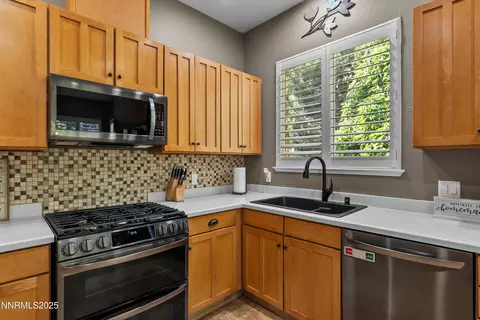 Kitchen - 10095 Cascade Falls Dr, Reno, NV 89521 photo 6 of 7