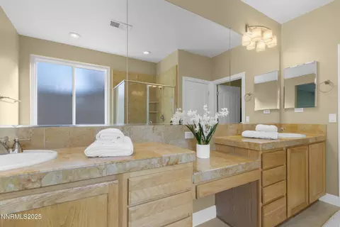 Bath - 650 Caspian Ct, Reno, NV 89521 photo 4 of 6