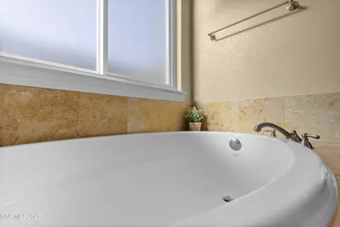 Bath - 650 Caspian Ct, Reno, NV 89521 photo 3 of 6