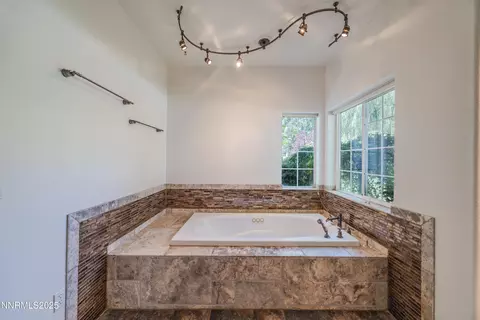 Bath - 120 E Laramie Dr, Reno, NV 89521 photo 6 of 7