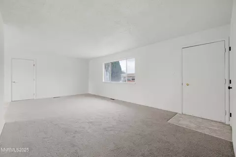 Living - 870 Sunset Dr, Fallon, NV 89406 photo 2 of 4