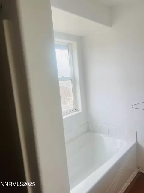 Bath - 3320 Silver State Ave, Fallon, NV 89406 photo 2 of 3