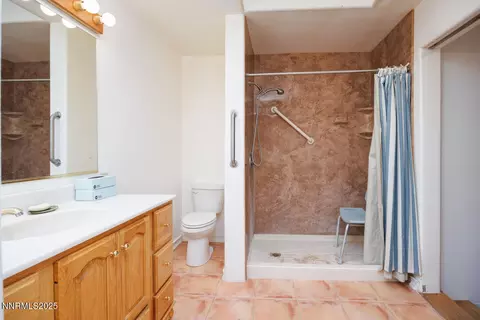 Bath - 2700 Lone Tree Rd, Fallon, NV 89406 photo 2 of 3