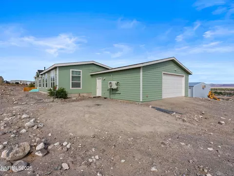 910 Desert Shadows Ln, Fernley, NV 89408
