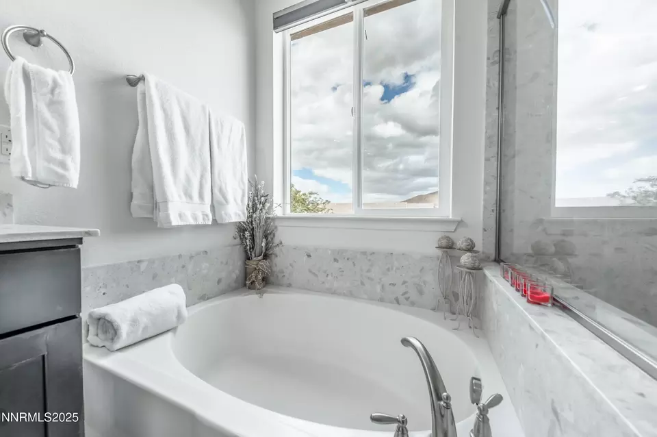 Bath - 2830 Tobiano Dr, Reno, NV 89521 photo 4 of 6