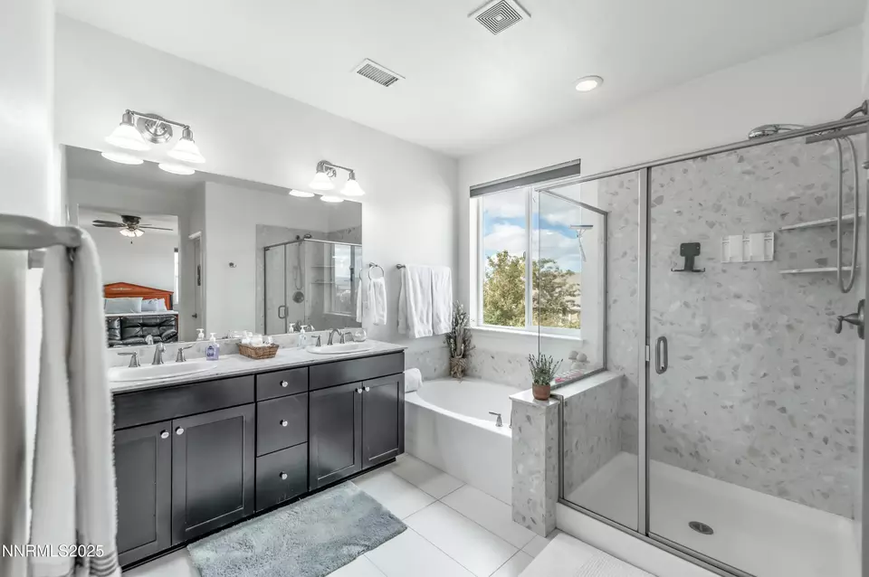 Bath - 2830 Tobiano Dr, Reno, NV 89521 photo 2 of 6