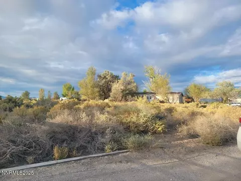 4100 Willow Creek Dr, Fallon, NV 89406