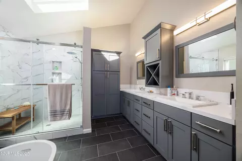 Bath - 615 E Riverview Cir, Reno, NV 89509 photo 3 of 3