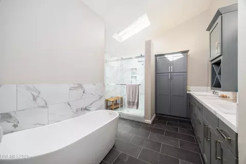 Bath - 615 E Riverview Cir, Reno, NV 89509 photo 2 of 3