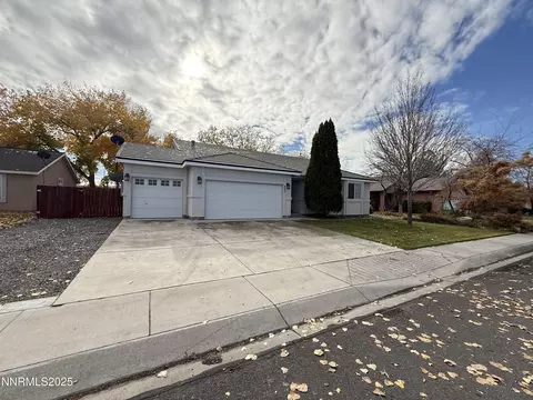 805 Divot Dr, Fernley, NV 89408