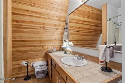 Bath - 20855 Ames Ln, Reno, NV 89521 photo 5 of 5